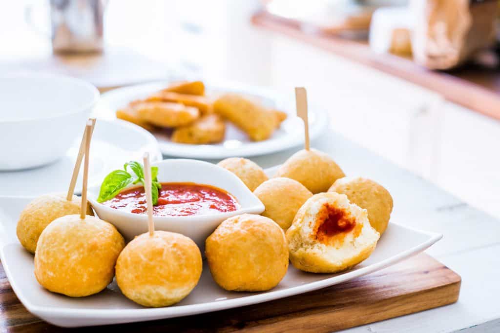 Bolitas de pizza fritas un cappuccino la mattina