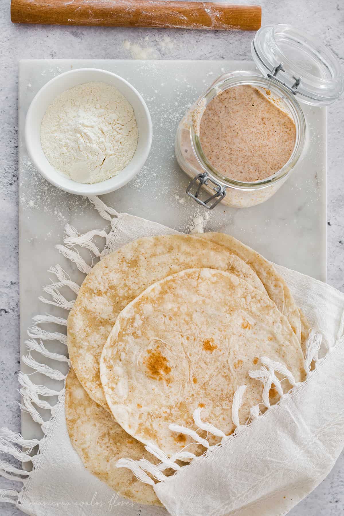 Tortillas de harina con masa madre un cappuccino la mattina