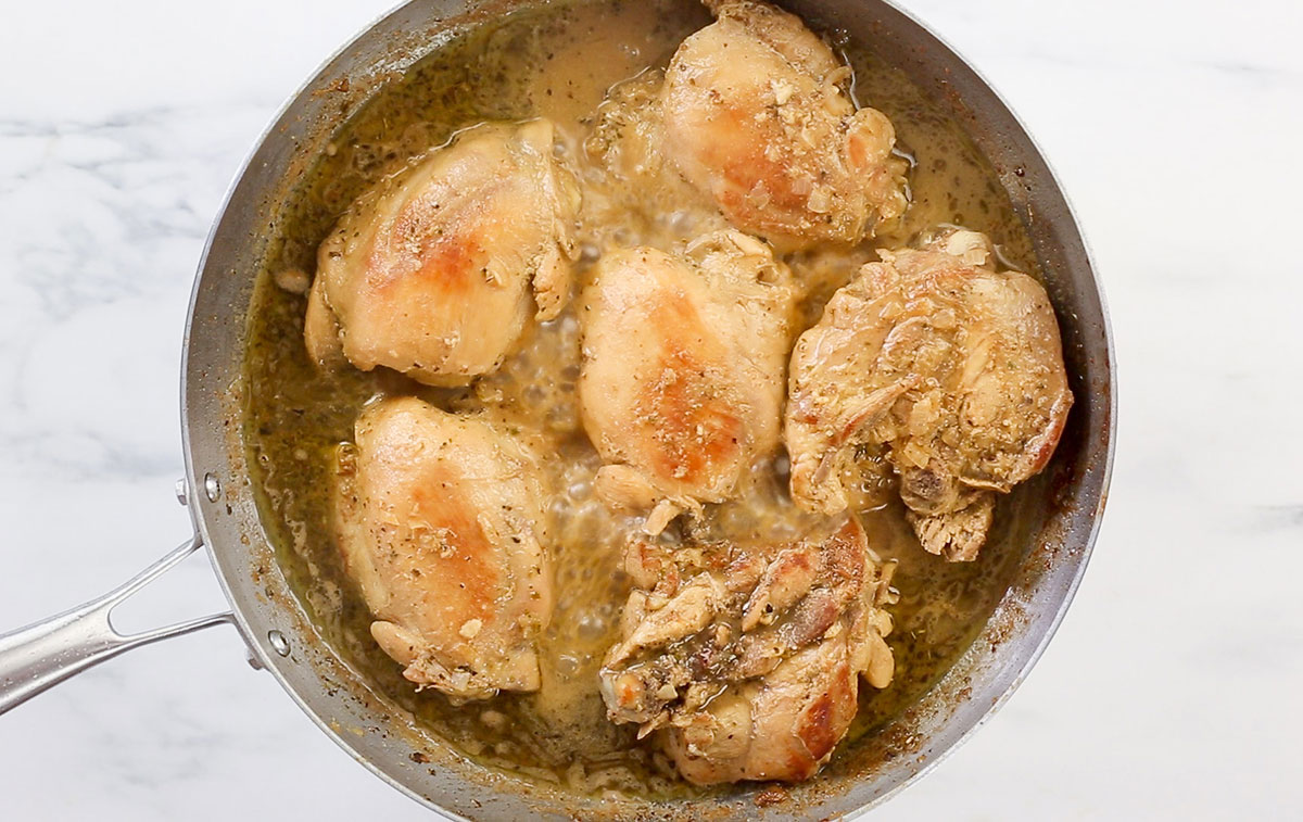 Pollo a la mostaza cocinado en una sartén.