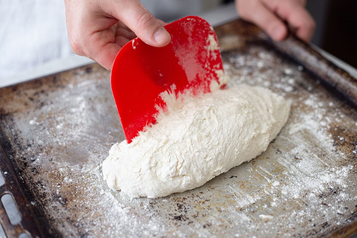 Receta de pan sin amasado, paso 6: Formando la hogaza de pan con una espátula en la charola. 