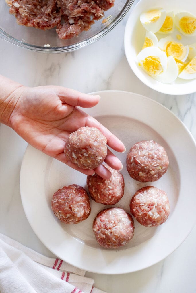 A hand showing a meatball (albondigas) perfectly rounded.