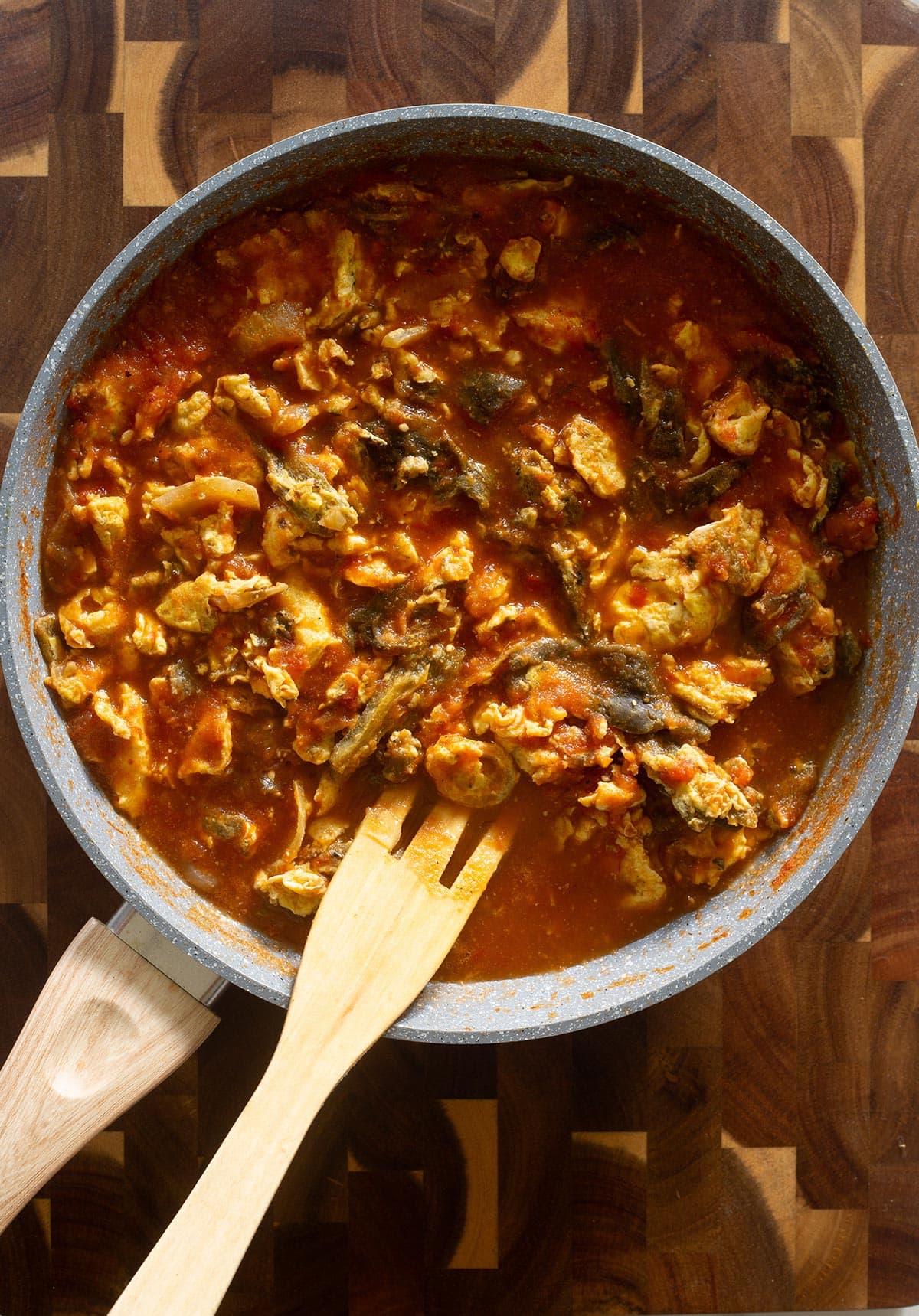 Rajas con Huevos in a pan.