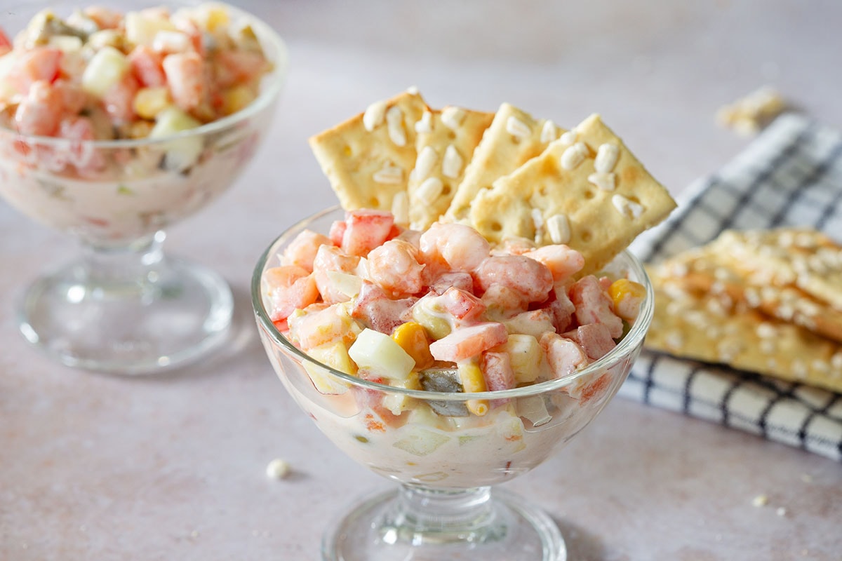 Ensalada de CamarĂ³n cremosa served in little cups with galletas saladas.