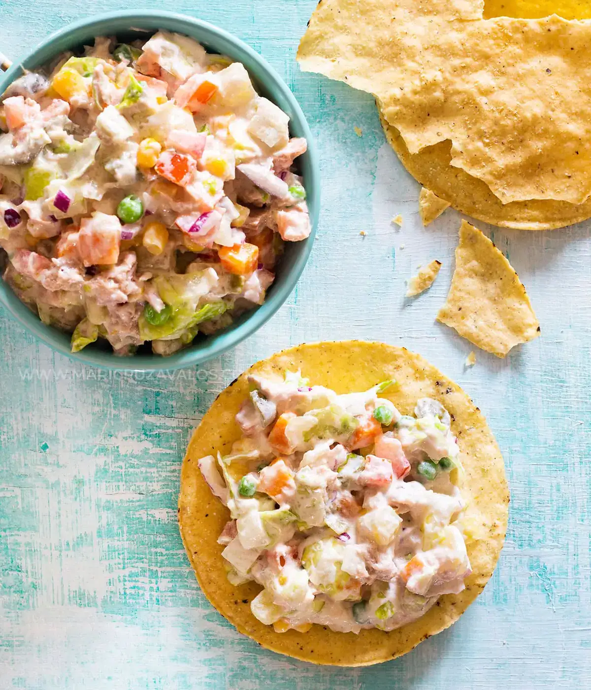 Ensalada de Atún Mexicana servida en tostadas.