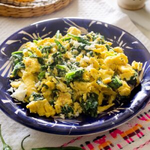 Huevos con Espinacas recipe.